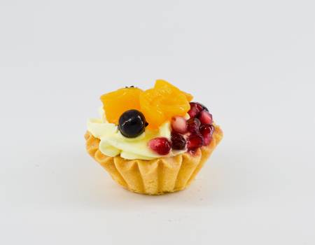 Fruit basket with vanilla cream